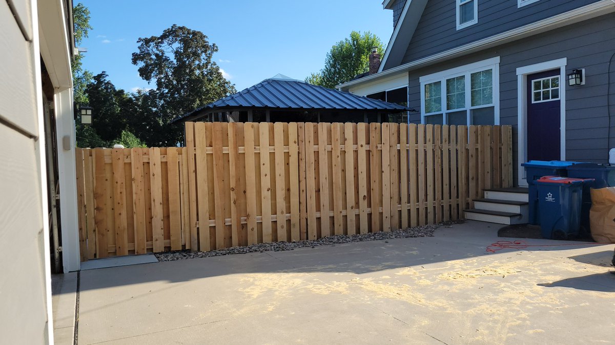 HandymanEden's tweet image. Another beautiful transformation! ✨
 This fence is now fully finished — adding privacy, security, and a polished look to this home. Whether it’s repair, replacement, or a brand-new install, we’ve got you covered!

#HandymanConnection
#fenceproject
 #HomeImprovement