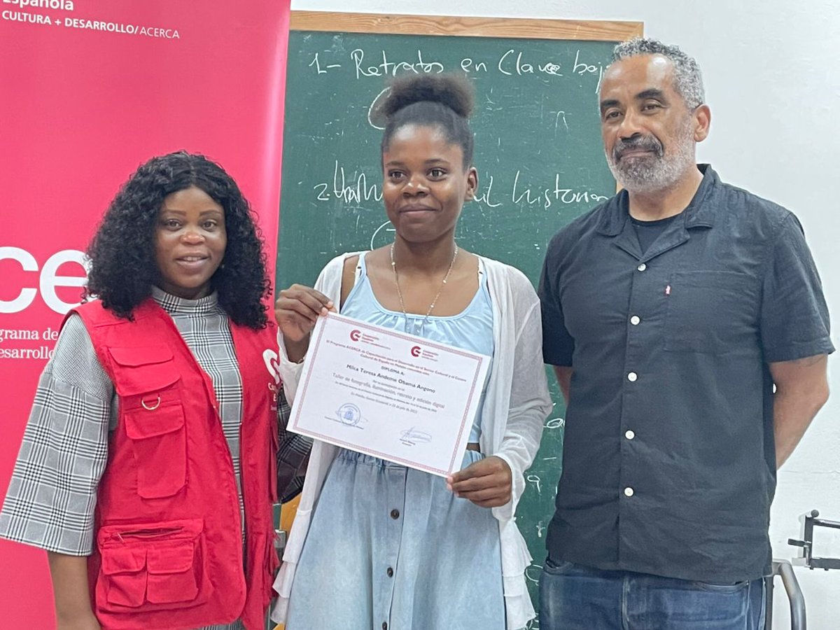 ccemalabo's tweet image. 🎓📸Clausura con entrega de diplomas el taller de Fotografía: iluminación, retrato y edición digital, impartido por Arturo Bibang en el Centro Cultural de España en Malabo, en el marco del programa ACERCA de @aecid_es.
@CooperacionESP @EmbEspMalabo #EspañaEnGE @AECID_EspMalabo