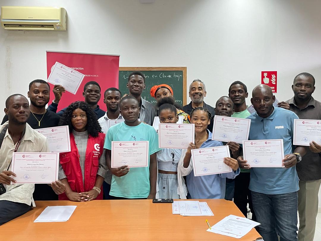 ccemalabo's tweet image. 🎓📸Clausura con entrega de diplomas el taller de Fotografía: iluminación, retrato y edición digital, impartido por Arturo Bibang en el Centro Cultural de España en Malabo, en el marco del programa ACERCA de @aecid_es.
@CooperacionESP @EmbEspMalabo #EspañaEnGE @AECID_EspMalabo