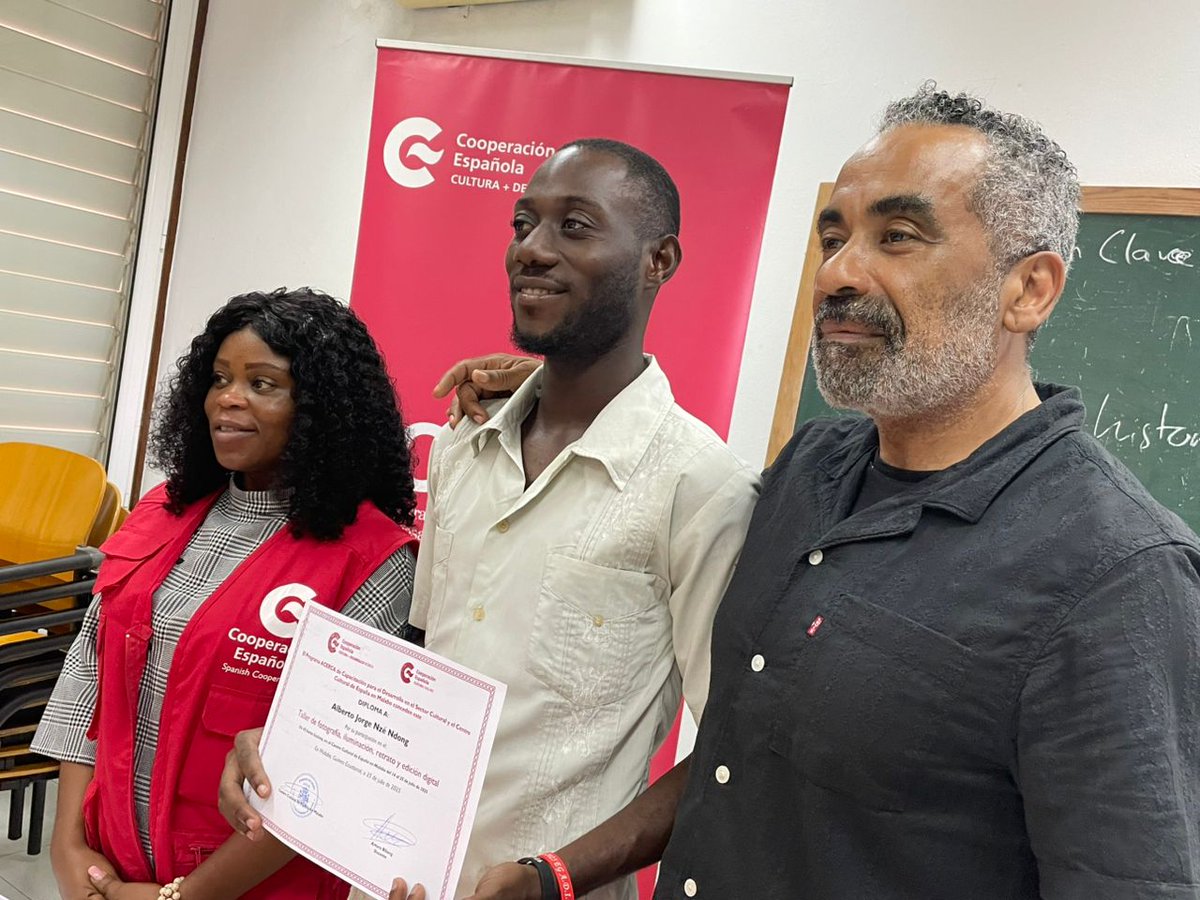 ccemalabo's tweet image. 🎓📸Clausura con entrega de diplomas el taller de Fotografía: iluminación, retrato y edición digital, impartido por Arturo Bibang en el Centro Cultural de España en Malabo, en el marco del programa ACERCA de @aecid_es.
@CooperacionESP @EmbEspMalabo #EspañaEnGE @AECID_EspMalabo