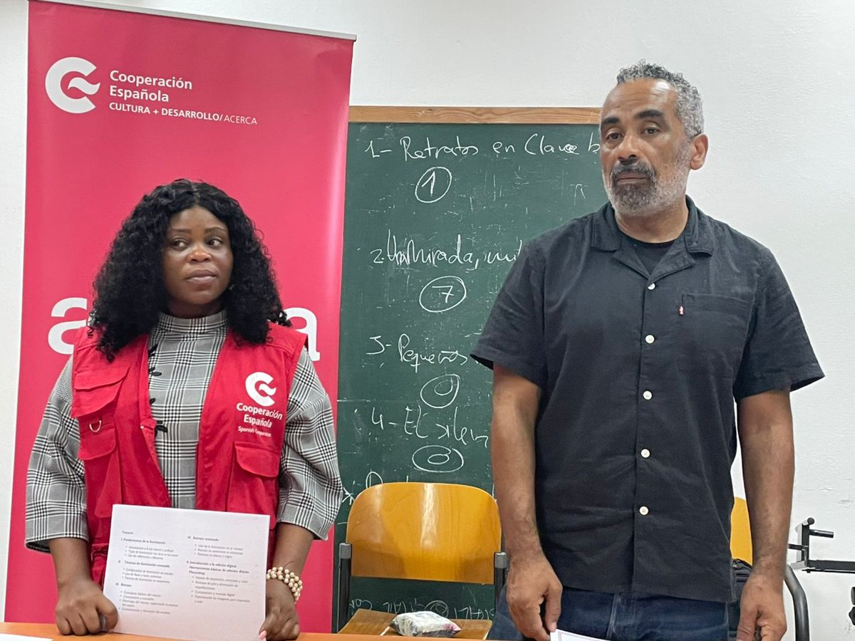 ccemalabo's tweet image. 🎓📸Clausura con entrega de diplomas el taller de Fotografía: iluminación, retrato y edición digital, impartido por Arturo Bibang en el Centro Cultural de España en Malabo, en el marco del programa ACERCA de @aecid_es.
@CooperacionESP @EmbEspMalabo #EspañaEnGE @AECID_EspMalabo
