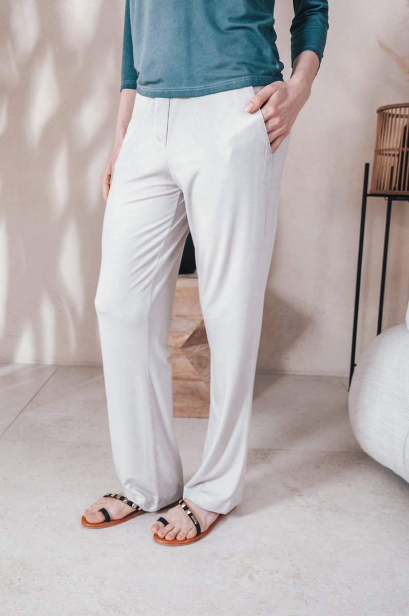 Effortlessly elegant, endlessly comfy—this Italian-made slim-fit pant is your resort season’s best-kept secret.
.
.
.
#resortstyle #pants #summerready
#pantstyle #womenpants #resortwear
.
Shop now : tinyurl.com/luna-pants