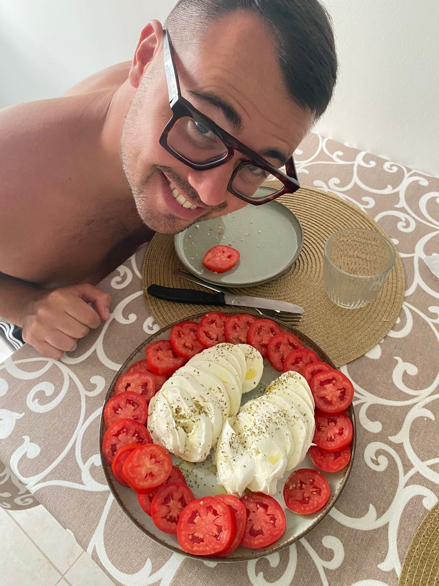 Mengu09's tweet image. New hair same dinner: Mozzarella di Bufala & Tomatoes! #menguccicuisine 🇮🇹