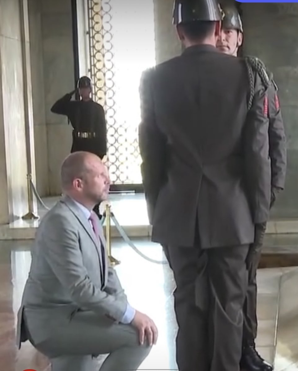 Anıtkabir’i ziyaret eden Belçika Savunma Bakanı Theo Francken, ATA’nın huzurunda diz çöküp saygıda bulundu. Theo’nun kendince gösterdiği saygı herkese örnek olmalı… 

Ben de diyorum ki; Senin Allah’ına kurban Teo… Bizim gösteremediğimiz sevgi-saygı ve minneti sen göstermişsin…