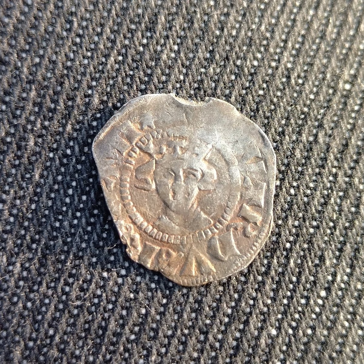 SDetectorist's tweet image. Just up, A lovely little medieval halfpenny of Edward III.
Look at that cute little button nose ☺️
Star marked coinage
AD 1335-1343
Mint of London.