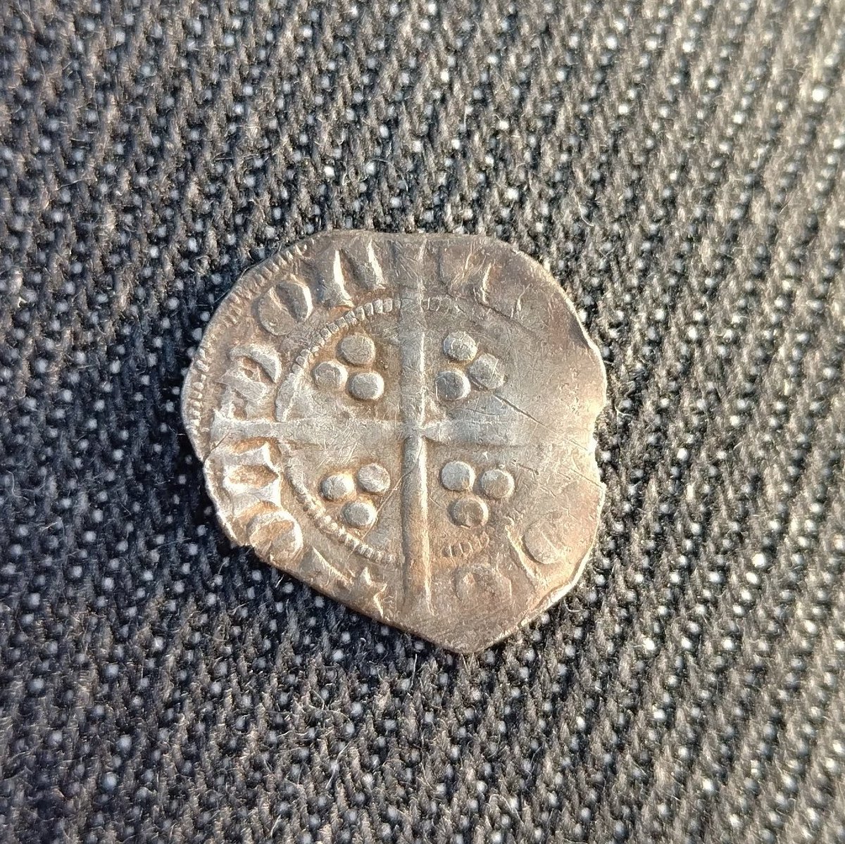 SDetectorist's tweet image. Just up, A lovely little medieval halfpenny of Edward III.
Look at that cute little button nose ☺️
Star marked coinage
AD 1335-1343
Mint of London.