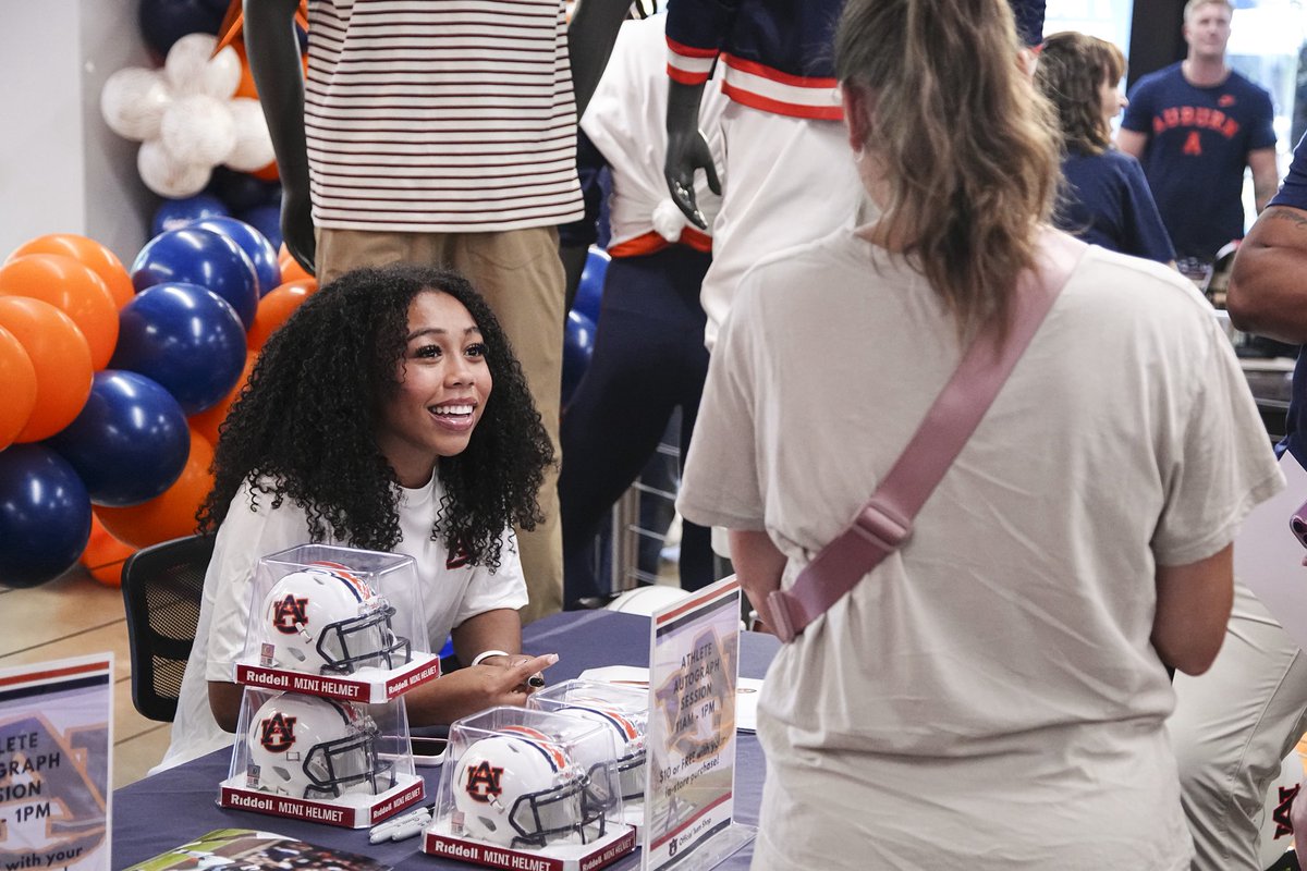 <a href="/Sania23R/">Sania Richardson</a> was a fan favorite today at the Team Shop 🤩 

#WarEagle