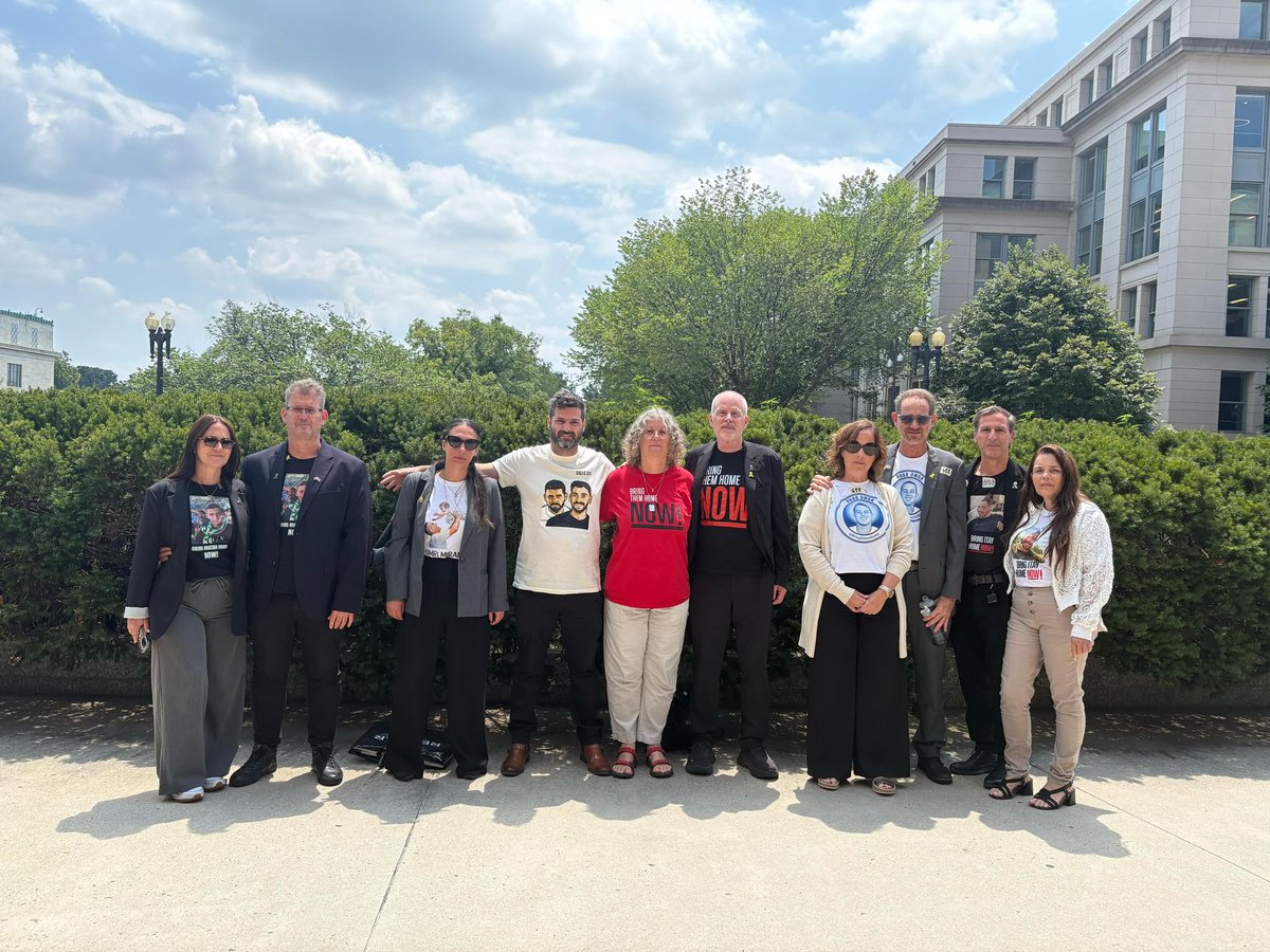 ״אני חוזר על מחויבותנו הבלתי מעורערת, במאת האחוזים, להשיג עסקה לשחרור חטופים שמחזירה כל חטוף הביתה ומסיימת את הלחימה״ - מזכיר המדינה, מרקו רוביו. 

נציגי משפחות החטופים והחטופה נפגשו הערב עם מזכיר המדינה האמריקאי, מרקו רוביו, כחלק מסדרת מפגשים עם בכירים בממשל האמריקאי בוושינגטון.