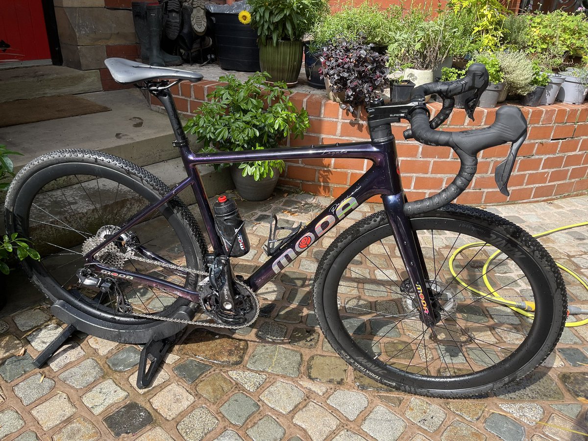 Will_Fuzz's tweet image. Great ride today with Mike — our bunny keyboardist and jazz saxophone guru. My longest ride since getting back in the saddle after headbutting the pavement a few years ago. 43.5 of your Earth miles. The mighty @moda_bikes performing brilliantly. Went the Vélo cafe in Croston and…
