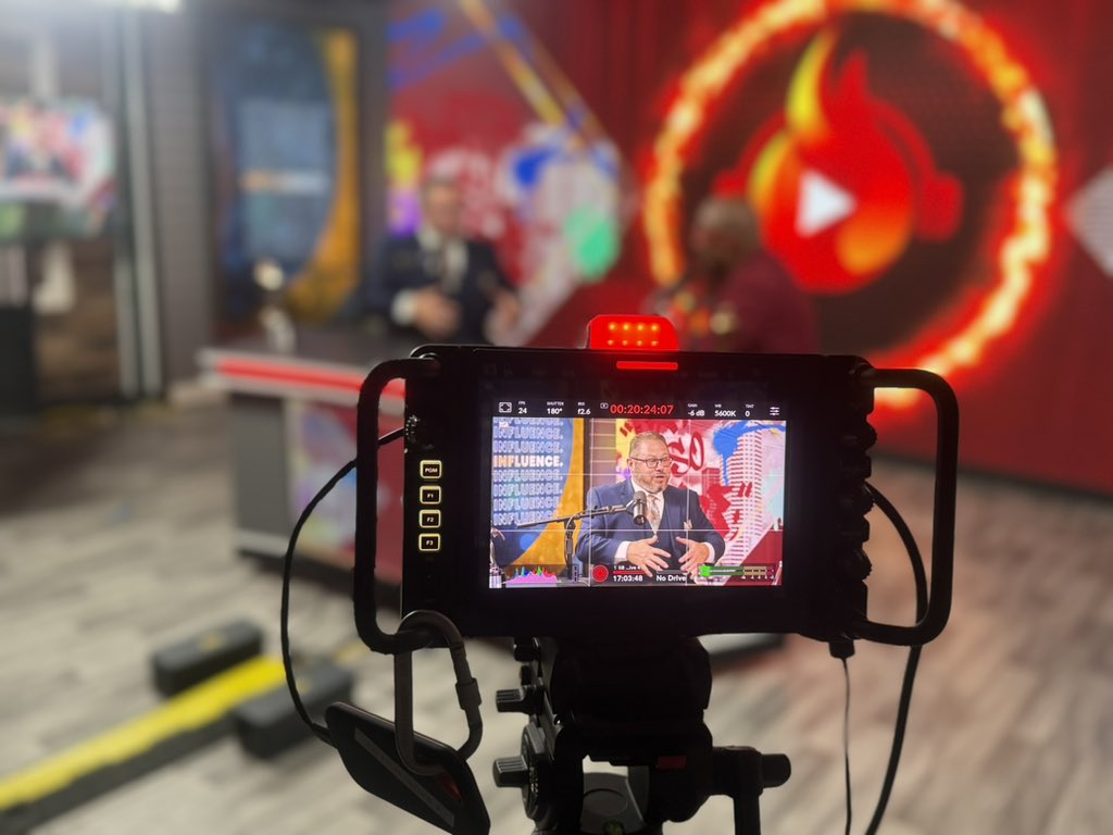 jeremyknauff's tweet image. Tip toeing silently in the background of a TV studio always feels like a super secret military operation. 🤣