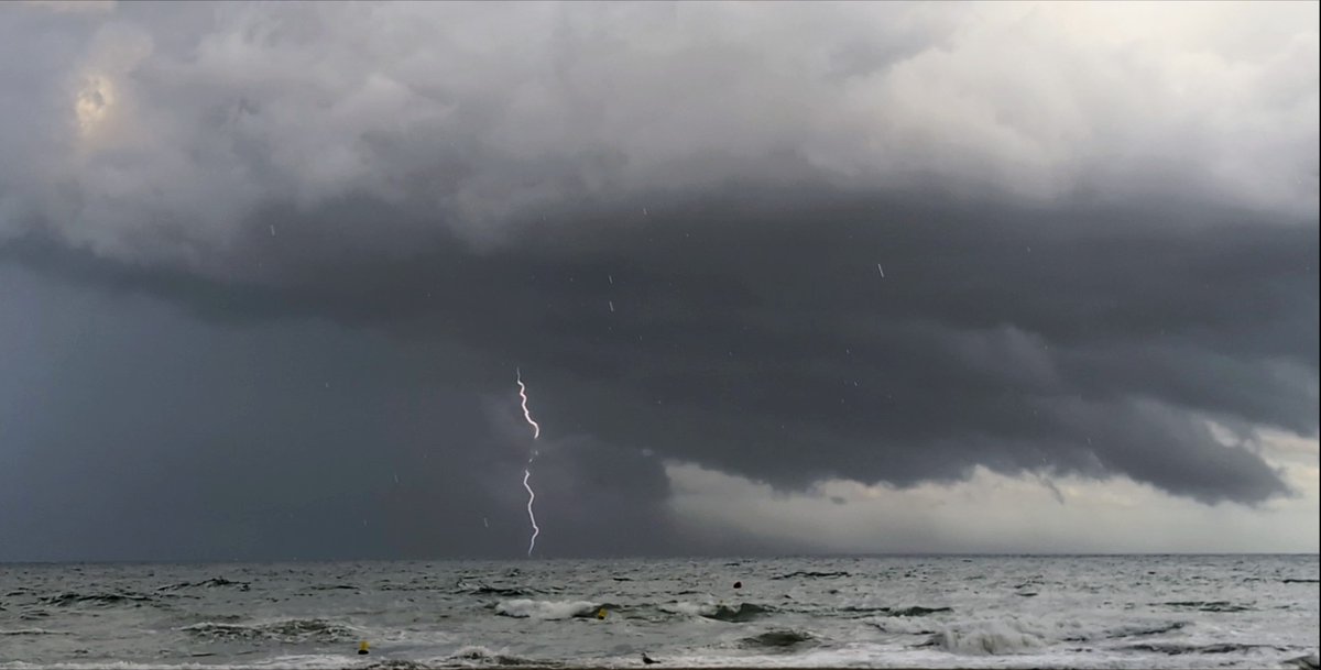 VictorFerriz's tweet image. 🌩️ A hores d'ara la tempesta descarrega mar endins. Vista actual des de la Platja del Prat de Llobregat #eltemps3cat
