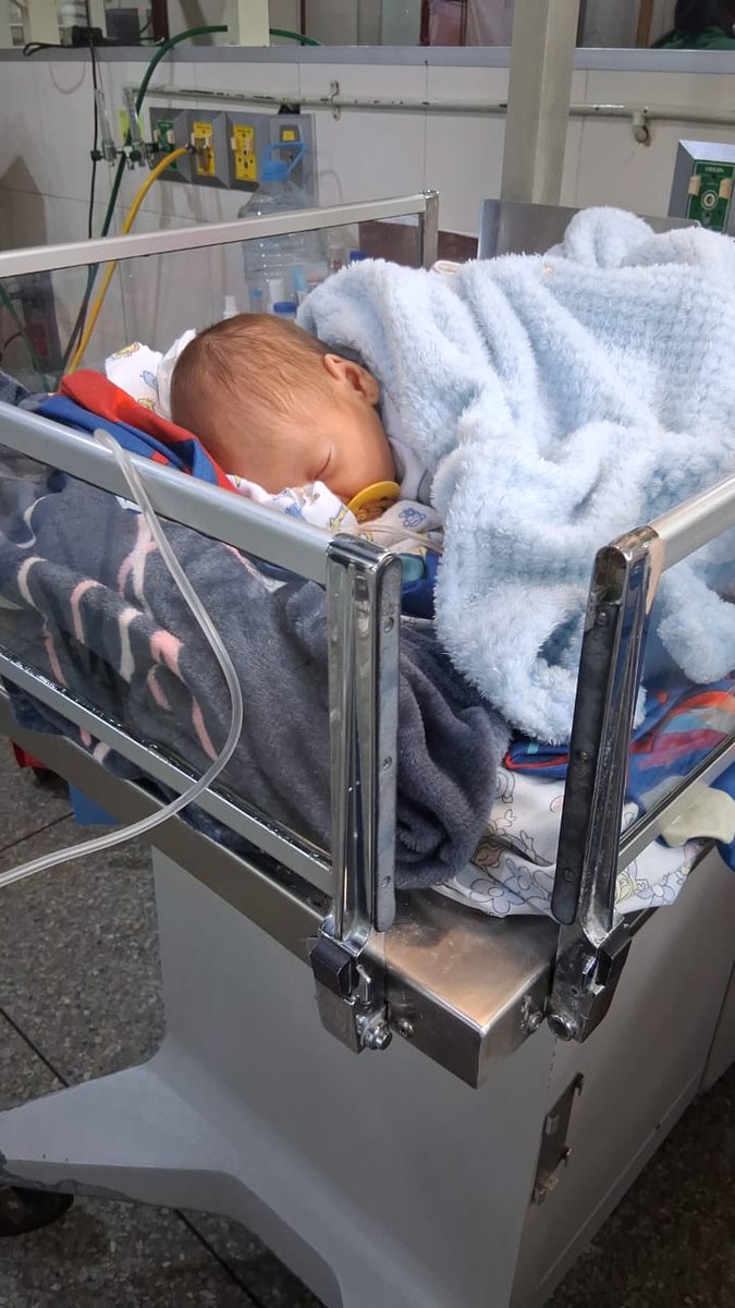 edircia_f's tweet image. U.R.G.E.NT.E..
El Bebé Daren Andres Maita.. 
Nacio con muchas complicaciones,  
Su mamita es una PRESA POLÍTICA POST ELECTORAL del 28deJulio,
Le negaron asistir a control,  
ELLA ESTÁ detenida en un Cmdo de la PNB de Barquisimeto
Y Al bebé lo cuida su
Abuela paciente con cáncer