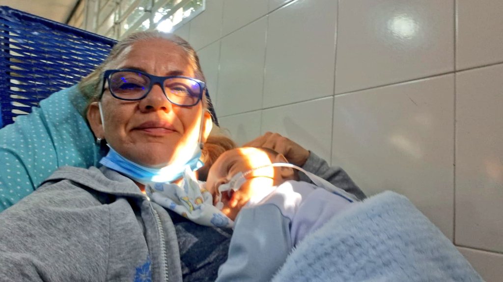 edircia_f's tweet image. U.R.G.E.NT.E..
El Bebé Daren Andres Maita.. 
Nacio con muchas complicaciones,  
Su mamita es una PRESA POLÍTICA POST ELECTORAL del 28deJulio,
Le negaron asistir a control,  
ELLA ESTÁ detenida en un Cmdo de la PNB de Barquisimeto
Y Al bebé lo cuida su
Abuela paciente con cáncer