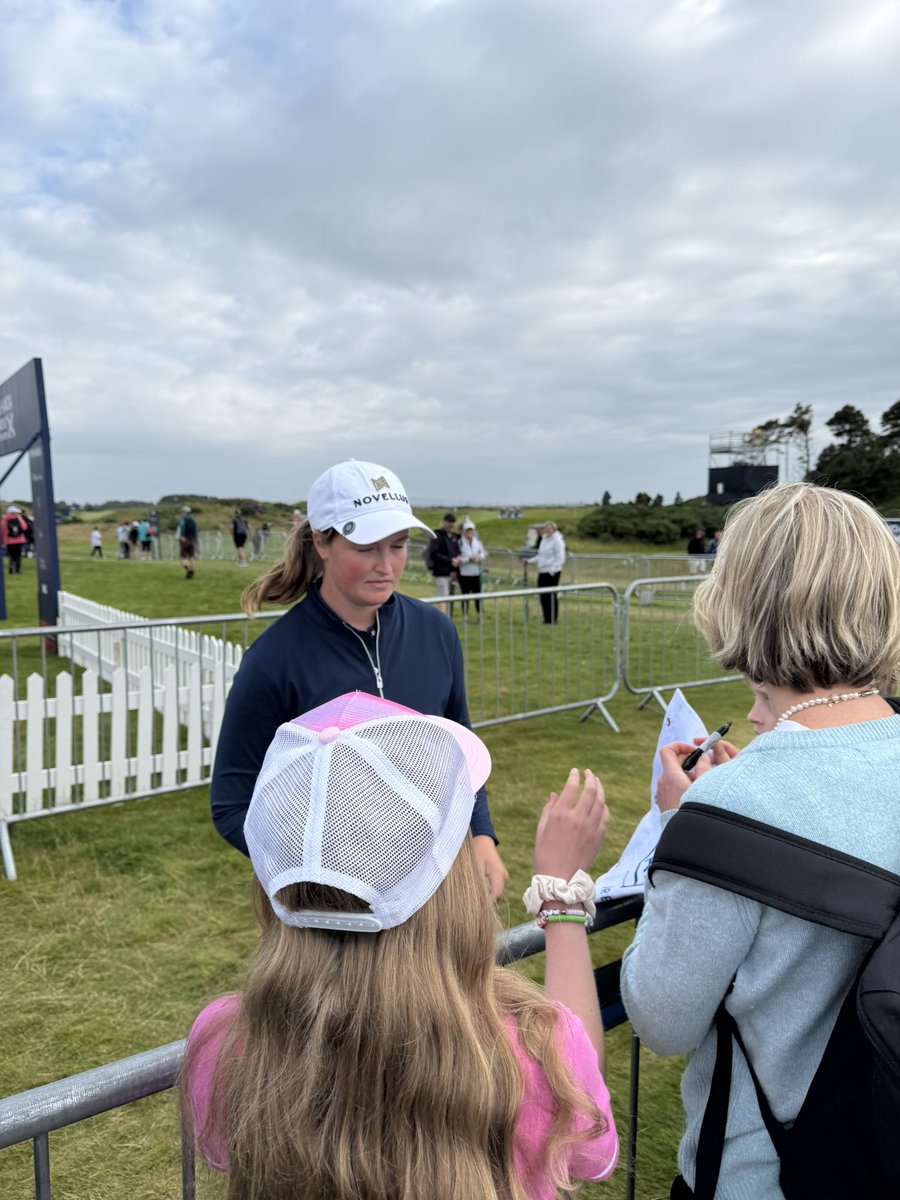 Gemma Dryburgh gave Isla the ball she shot -5 with

And Lottie Woad. Wow, we watched loads of her group and never saw her miss a shot. Leading by 2 in her first event as a pro. Not bad 🤯