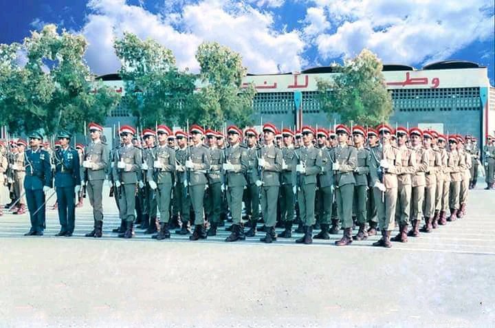 اوجعني رؤيتي لعقيد ركن في الجيش الجنوبي وهو يقف في طابور امام احد مراكز الاغاثة التي تصرف مساعدات غذائيه كي يطعم اسرتة والسبب انه بلا راتب ..

اعوذ بك ربي من قهر الرجال..💔
#جيشنا_الجنوبي_عزتنا