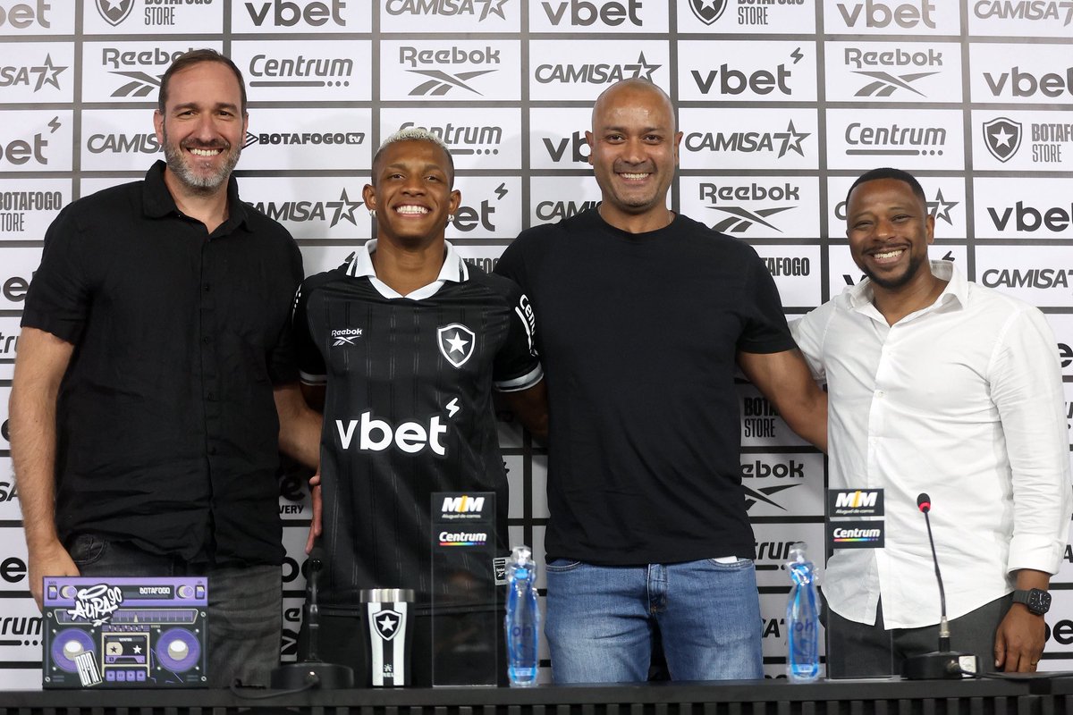 thiagomike's tweet photo. Devidamente apresentado nosso atleta @Daniillo_5 no @Botafogo ⚫️⚪️🙏🏿 
@guimisantos https://t.co/fJ3p4tNISf