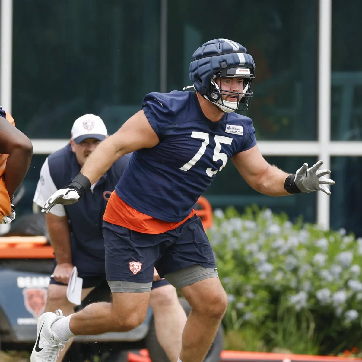 SleeperBears's tweet image. Lots of praise for #Bears 2nd-round rookie Ozzy Trapilo so far through training camp 🐻⬇️

OC Declan Doyle and OG Joe Thuney both had exceptional things to say about the young left tackle 

A potential star in the making ⭐️