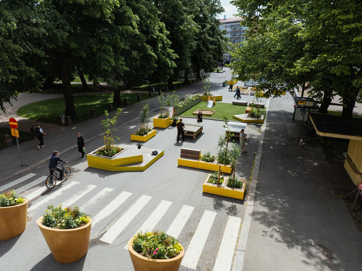 WalkRideGM's tweet image. What is stopping @ManCityCouncil from rolling out people first streets like this across the city centre?
📸 Kallio Summer Streets - Helsinki