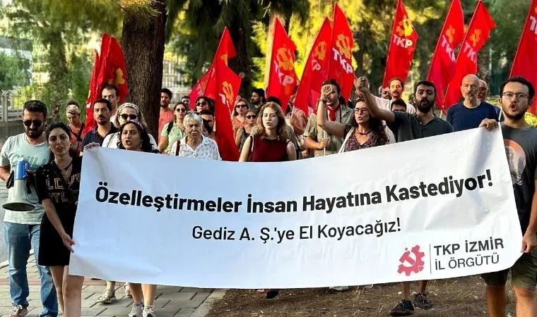 IzmirTkp's tweet photo. 📌YURTTAŞLARIMIZIN CAN GÜVENLİĞİNİN ONLAR İÇİN HİÇBİR ÖNEMİ YOK!

Geçen sene de görmüştük. İzmirli iki yurttaşımız GDZ Elektrik Dağıtım A.Ş. tarafından bakımı yapılmayan bir yolda elektrik akımına kapılarak yaşamını yitirmişti.

Bu sene de gördük. Menderes, Çeşme, Ödemiş'te çıkan yangınların elektrik kaynaklı olduğu itfaiye raporunda doğrulandı. 

Bu felaketlerin önümüzdeki sene de yaşanacağının garantisi olan #GedizDevletleştirilmelidir