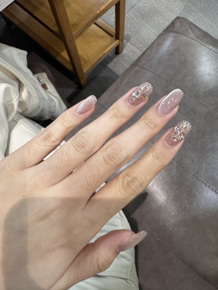 Mnuokenz's tweet image. “Gold flakes &amp;amp; rosy nudes—because your nails deserve their own spotlight. 💅✨ Tiny details, big confidence boost. Who else is here for the sparkle? #NailGoals #SelfExpression #TinyJoys