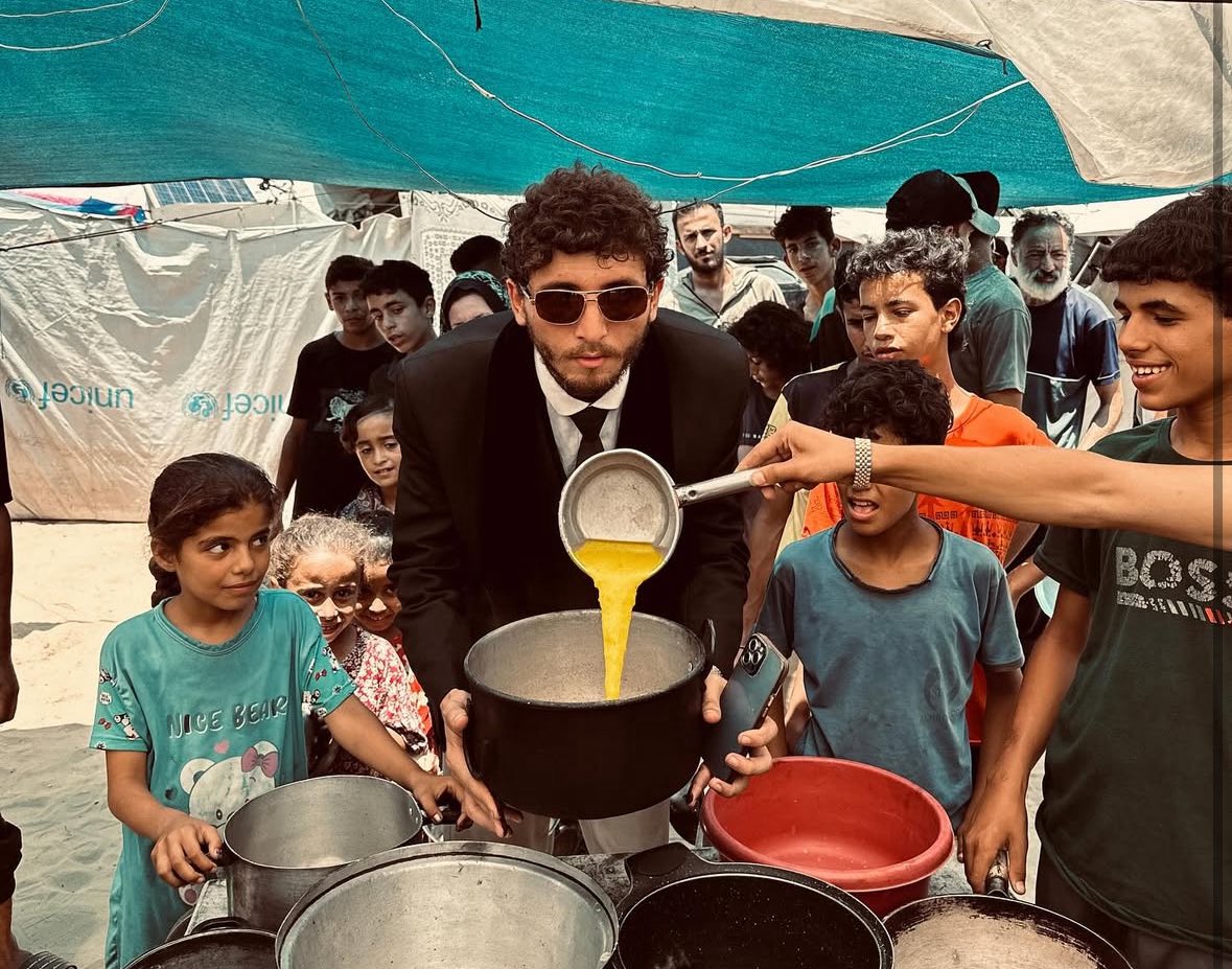 أهم تغريدة سأقوم بنشرها، وأتمنى أن تصل للجميع

هناك صورة خاطئة منتشرة بأن أهل غزة متسولين، مدمرين، جائعين، فقراء، مشردين

أهل غزة كانوا يوماً ما يعيشون بمستوى ترف لا يمكن أن يتخليه البعض 

ثريد مهم للغاية، حتى لا تنسوا قيمة وكرامة أهل غزة قبل الاحتلال والإبادة