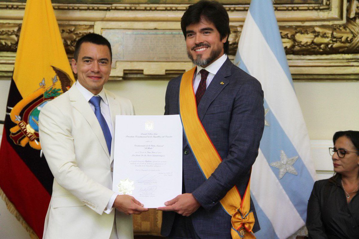 MinGobiernoEc's tweet photo. El ministro José De La Gasca participó en la ceremonia por los 490 años de Fundación de Guayaquil donde recibió la Condecoración de la Orden Nacional al Mérito en el Grado de Gran Cruz por su dedicación al fortalecimiento institucional, integridad y compromiso con la justicia. https://t.co/rwsPVLAh7H