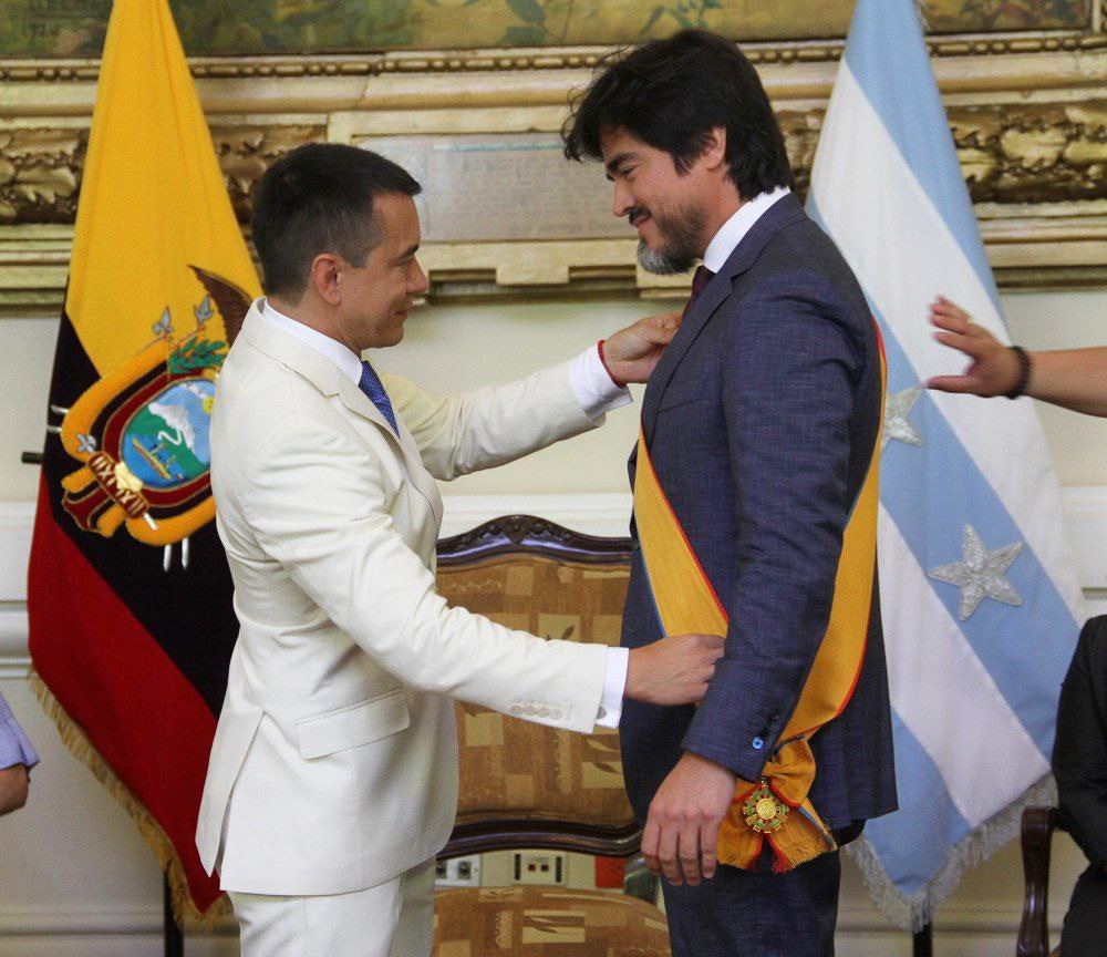 MinGobiernoEc's tweet photo. El ministro José De La Gasca participó en la ceremonia por los 490 años de Fundación de Guayaquil donde recibió la Condecoración de la Orden Nacional al Mérito en el Grado de Gran Cruz por su dedicación al fortalecimiento institucional, integridad y compromiso con la justicia. https://t.co/rwsPVLAh7H