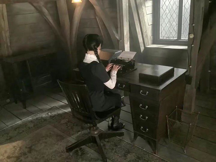Multi_Cedric31's tweet image. Live footage of Me writing an angry letter to Netflix 🤭