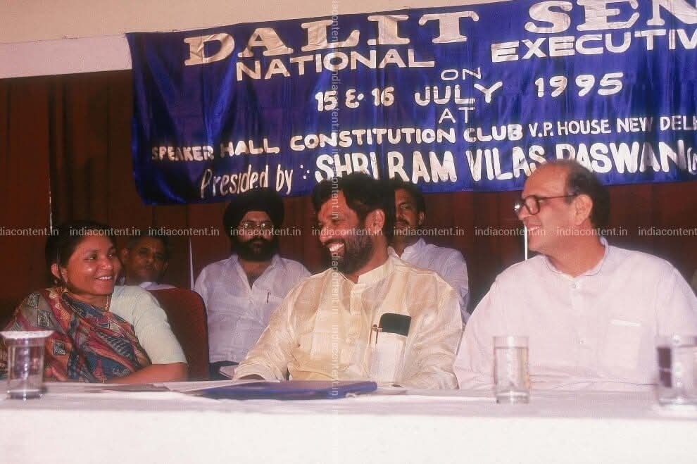 jayantjigyasu's tweet image. ज़ोर-ज़ुल्मत-ज़्यादती की मुख़ालफ़त की लामिसाल आवाज़ फूलन देवी जी की बरसी पर नमन!
रंज से ख़ूगर हुआ इंसाँ तो मिट जाता है रंज
मुश्किलें मुझ पर पड़ीं इतनी कि आसाँ हो गईं।
(ग़ालिब)
फूलन देवी के शहादत-दिवस पर उन सभी महिला साथियों को सलाम जो अनवरत संघर्षरत रही हैं, जूझ रही हैं,…