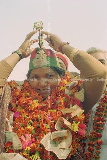 jayantjigyasu's tweet image. ज़ोर-ज़ुल्मत-ज़्यादती की मुख़ालफ़त की लामिसाल आवाज़ फूलन देवी जी की बरसी पर नमन!
रंज से ख़ूगर हुआ इंसाँ तो मिट जाता है रंज
मुश्किलें मुझ पर पड़ीं इतनी कि आसाँ हो गईं।
(ग़ालिब)
फूलन देवी के शहादत-दिवस पर उन सभी महिला साथियों को सलाम जो अनवरत संघर्षरत रही हैं, जूझ रही हैं,…