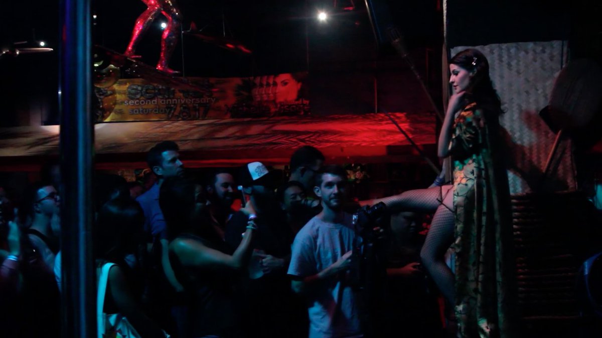 PineaplePasties's tweet photo. 🎥😳 When La Femme Rikita turns up the tease, no one is safe — not even our poor cameraman!

One leg on his shoulder, a crowd watching, and a moment he’ll never forget. Just another day on the set of Pineapples &amp; Pasties.

🍍 Catch all the delicious chaos — now streaming! https://t.co/CyWQ3W95tN