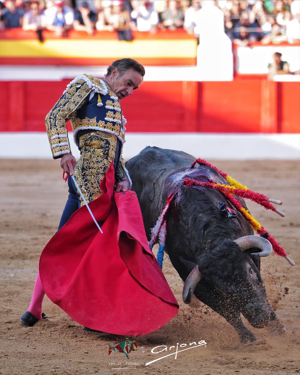 Lances de Futuro (@lancesdefuturo) on Twitter photo 🔵Santander🔵
El Cid desoreja a Vengativo, cuarto toro de la tarde de <a href="/victorinotoros/">Victorino Martin</a> que fue premiado con la vuelta al ruedo.
#feriadelnorte #nohaybilletes #santander 🔵Santander🔵
El Cid desoreja a Vengativo, cuarto toro de la tarde de <a href="/victorinotoros/">Victorino Martin</a> que fue premiado con la vuelta al ruedo.
#feriadelnorte #nohaybilletes #santander