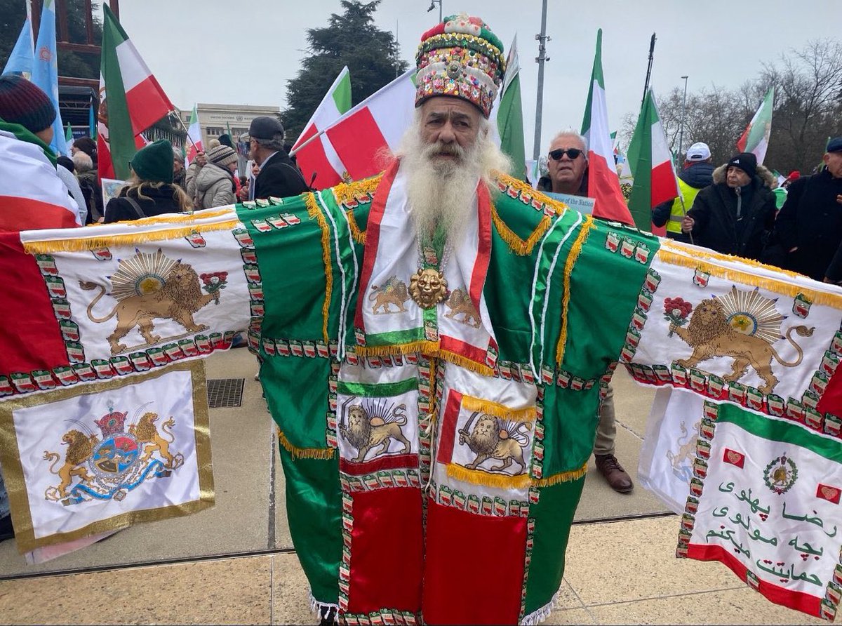 mirakh838's tweet image. این تجمعات سطلی در مونیخ هم داره تبدیل میشه به یکی از جاذبههای گردشگری شهر!
فقط موندم با اینهمه جاذبه بصری چرا نمیتونن رکورد ۵۰۰ نفر رو بزنن!
#سیرک_مونیخ