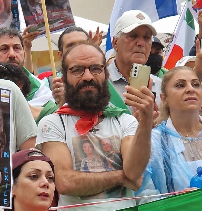 mirakh838's tweet image. این تجمعات سطلی در مونیخ هم داره تبدیل میشه به یکی از جاذبههای گردشگری شهر!
فقط موندم با اینهمه جاذبه بصری چرا نمیتونن رکورد ۵۰۰ نفر رو بزنن!
#سیرک_مونیخ