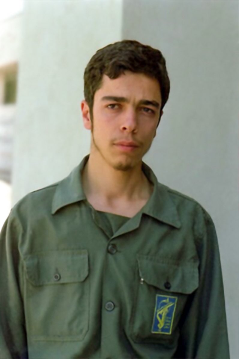 mimsadd's tweet image. سرباز

دانشجوی مهندسی مکانیک پلی تکنیک بود؛ ناامنی غرب کشور و بعد شروع جنگ مصادف شد با تعطیلی دانشگاه‌ها. تهران رو به قصد جبهه و رزمندگی برای کشور ترک کرد… رفتنی که ۴۵ سال طول کشید؛ و محمد باقری هیچ وقت به زندگی عادی برنگشت.
به معنی دقیق کلمه ذخیره خرد دفاعی و نظامی یک ملت بود.