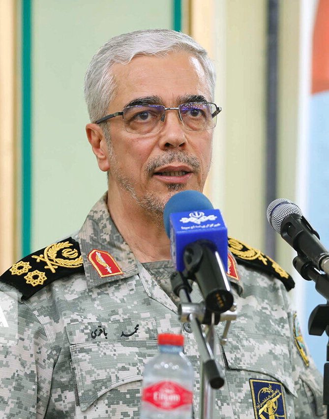 mimsadd's tweet image. سرباز

دانشجوی مهندسی مکانیک پلی تکنیک بود؛ ناامنی غرب کشور و بعد شروع جنگ مصادف شد با تعطیلی دانشگاه‌ها. تهران رو به قصد جبهه و رزمندگی برای کشور ترک کرد… رفتنی که ۴۵ سال طول کشید؛ و محمد باقری هیچ وقت به زندگی عادی برنگشت.
به معنی دقیق کلمه ذخیره خرد دفاعی و نظامی یک ملت بود.