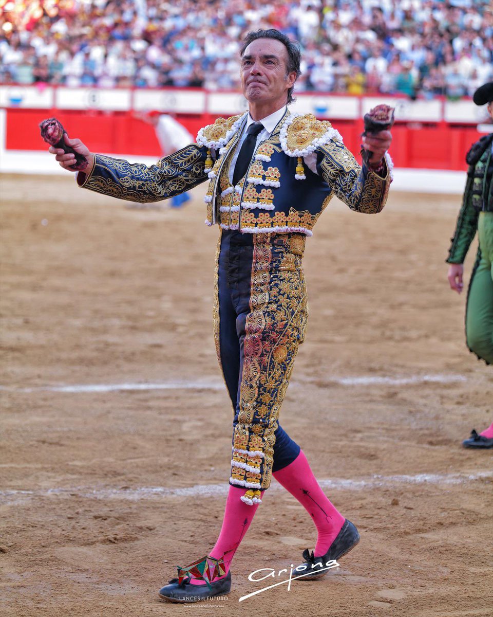 Lances de Futuro (@lancesdefuturo) on Twitter photo 🔵Santander🔵
El Cid desoreja a Vengativo, cuarto toro de la tarde de <a href="/victorinotoros/">Victorino Martin</a> que fue premiado con la vuelta al ruedo.
#feriadelnorte #nohaybilletes #santander 🔵Santander🔵
El Cid desoreja a Vengativo, cuarto toro de la tarde de <a href="/victorinotoros/">Victorino Martin</a> que fue premiado con la vuelta al ruedo.
#feriadelnorte #nohaybilletes #santander