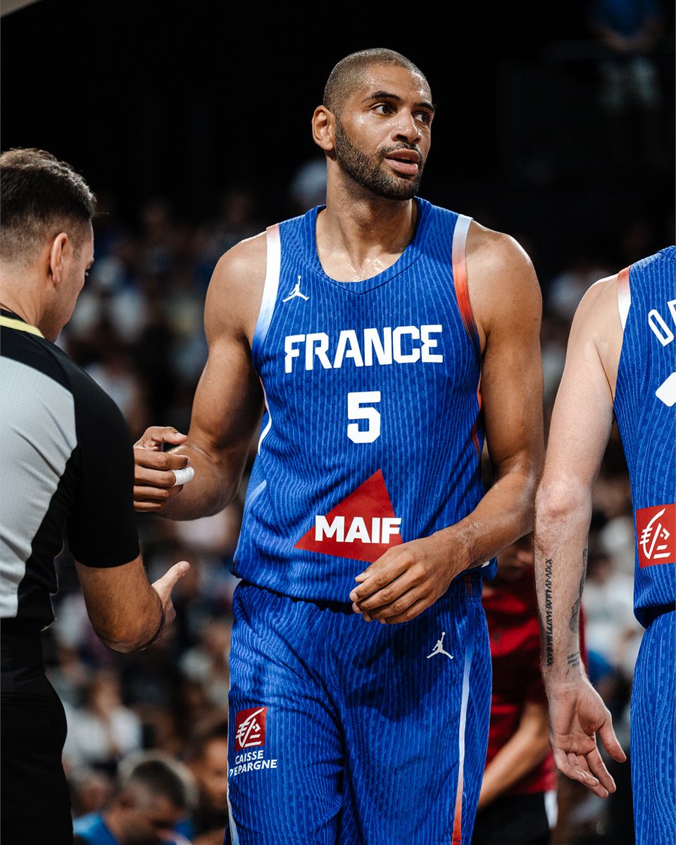 FRABasketball's tweet image. Nicolas Batum au micro du groupe @TF1 🎤
L'ex-capitaine des Bleus accompagnera Grégoire Margotton comme consultant de luxe sur les matchs des Bleus à l'EuroBasket 🙌
#TeamFranceBasket | #PassionnémentBleu | #EuroBasket