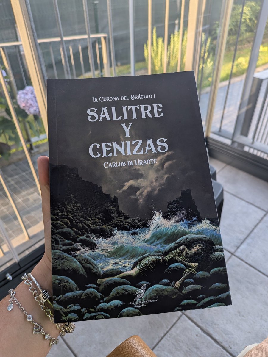 anticlau's tweet image. Hoy hago gala de mi actual lectura. Salitre y cenizas de @DiUrarte
Soy de las que tuvo suerte de poder comprar su novela en el Celsius antes de que se agotasen los ejemplares 😉