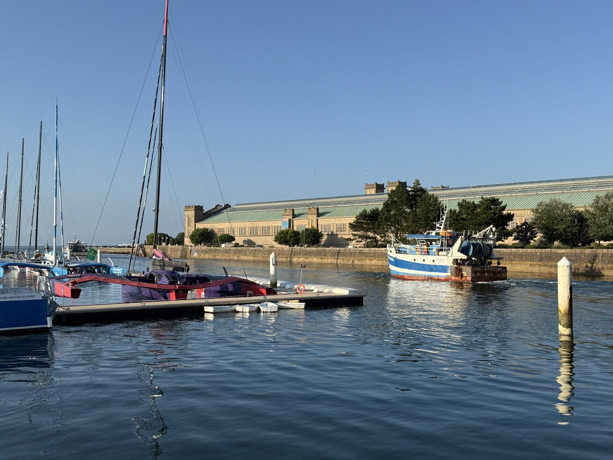 ⛵ Cherbourg, au cœur de la Rolex Fastnet Race
Ultimes à quai, chalutiers en route : la grande course croise la vie portuaire.
Ici, la mer est à la fois sport de haut niveau, outil de travail et patrimoine vivant.
#RolexFastnetRace #Cherbourg  #PêcheArtisanale #Ultim