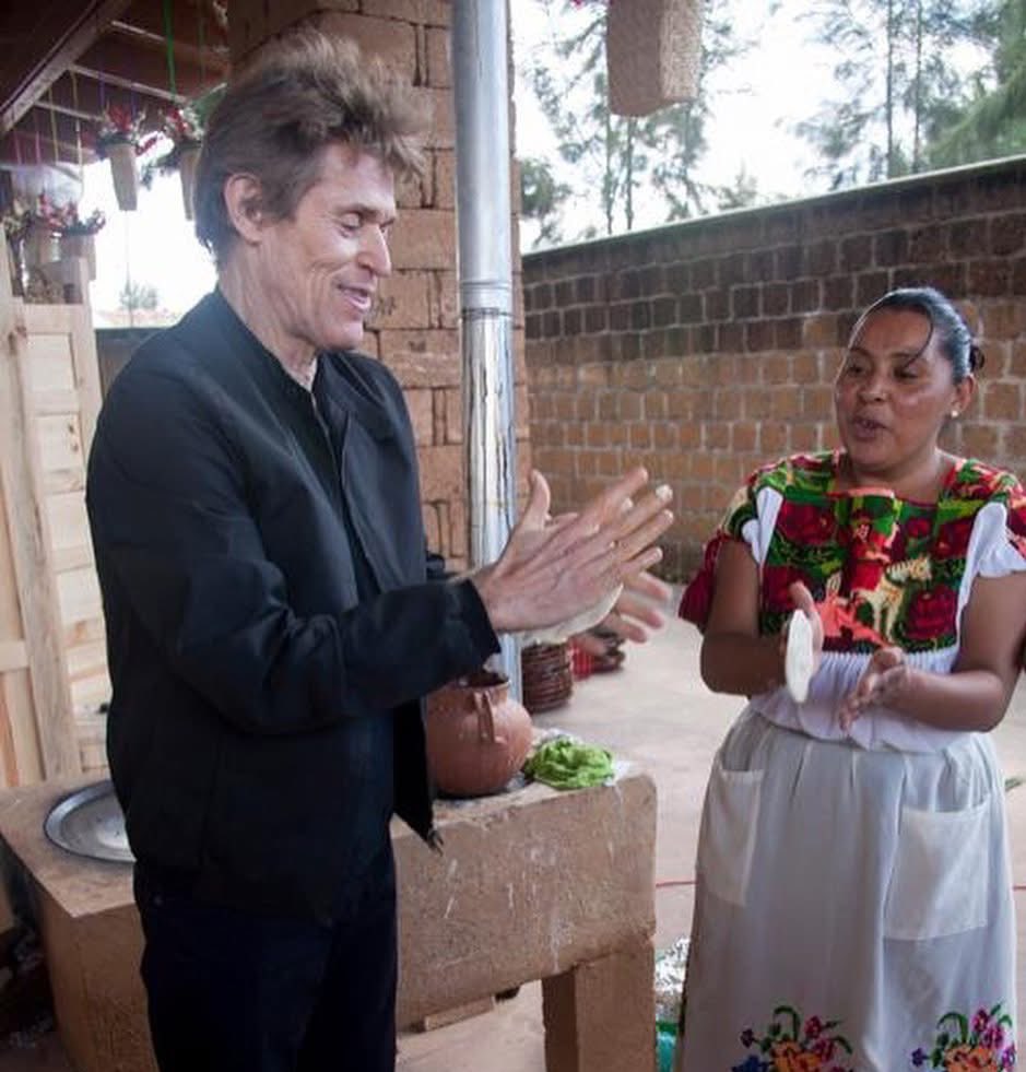 Palace_gio's tweet image. Willem Dafoe making tortillas in Pátzcuaro, Michoacán (2016).