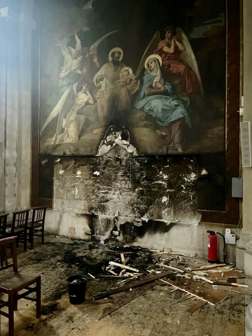 infoscathos's tweet image. Incendie criminel à l'église Notre-Dame des Champs à Paris. Il est urgent de vraiment protéger nos églises. 🔴
#NotreDamedesChamps #incendie