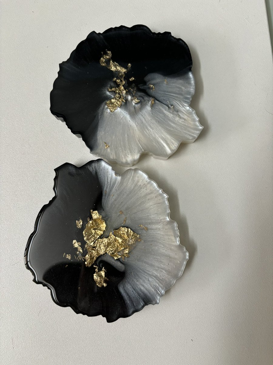 RadResinCo's tweet image. 2 of the 4 coasters striking a pose โ didnโt snap the whole set, but hereโs a lil teaser of the second half of this custom wedding gift request. ๐ธ