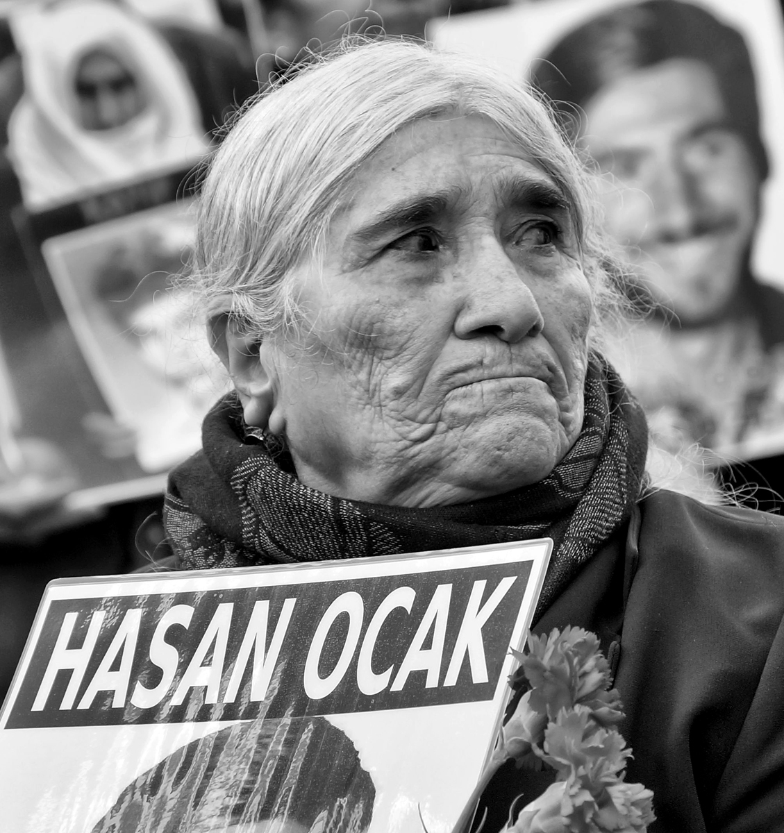 EMİNE OCAK ANNENİN ARDINDAN 
“Tülbentinin altına rüzgâr gibi sığdırdığın inadının, titreyen ellerinin arasına sakladığın adalet çağrısının, 'Ben buradayım' diyen suskunluğunun yedi cihan tanığıdır. Şimdi seni, uğruna ömrünü adadığın Hasan’ının yanına uğurluyoruz.
MASİDE OCAK