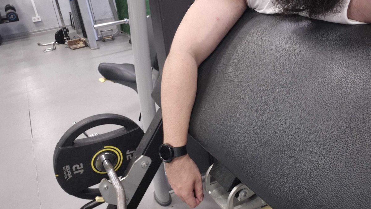 fayanzar's tweet image. I lost my other arm while gymmaxxing, send help