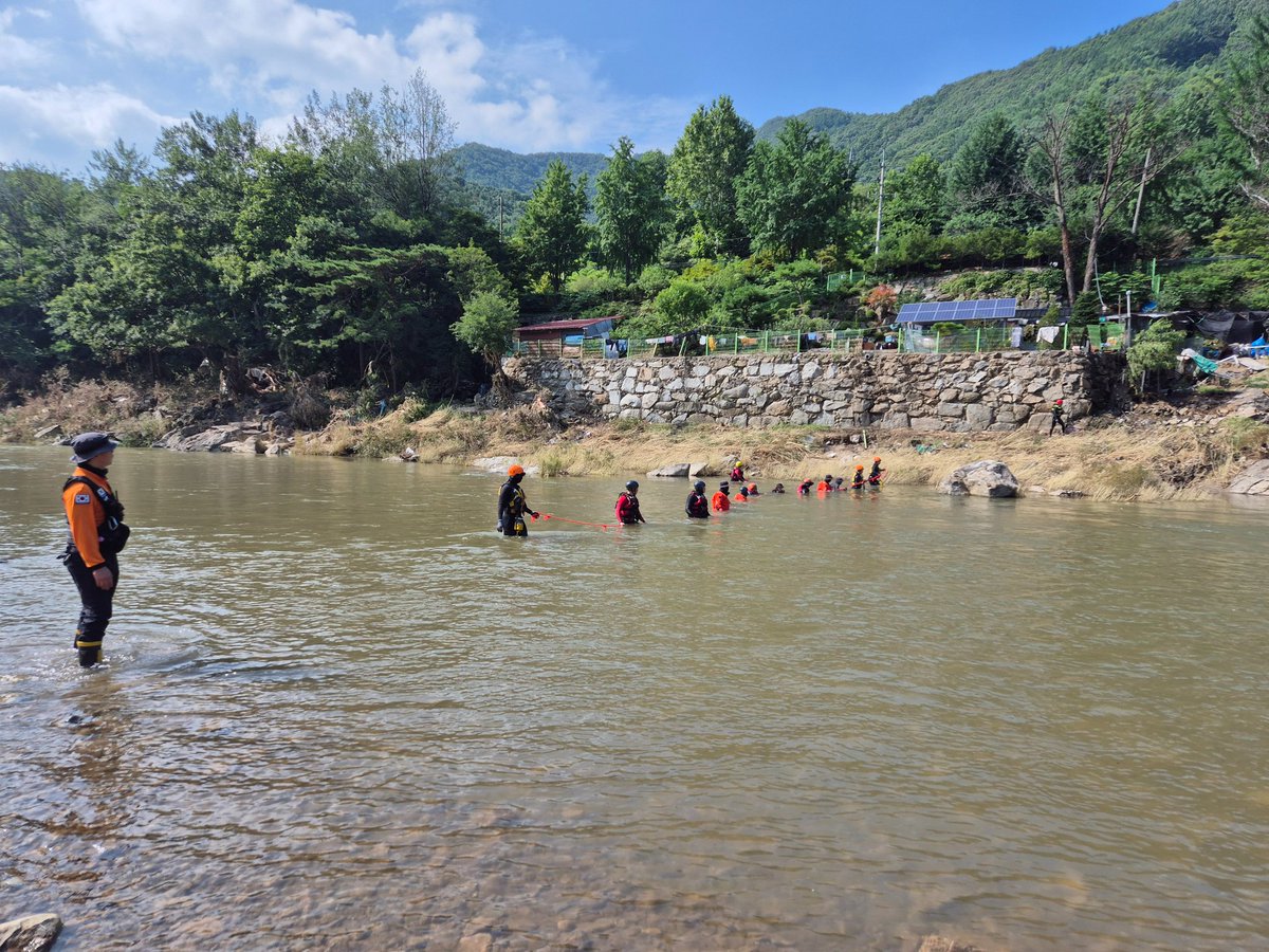 revistakoreain's tweet image. As chuvas torrenciais na Coreia do Sul deixaram 24 mortos e mais de 12 mil pessoas evacuadas.
O governo iniciou a recuperação das áreas afetadas, enquanto ainda busca quatro desaparecidos e monitora riscos de novos deslizamentos.
cr: JoongAng Daily
📸 SERVIÇOS DE BOMBEIROS DO…
