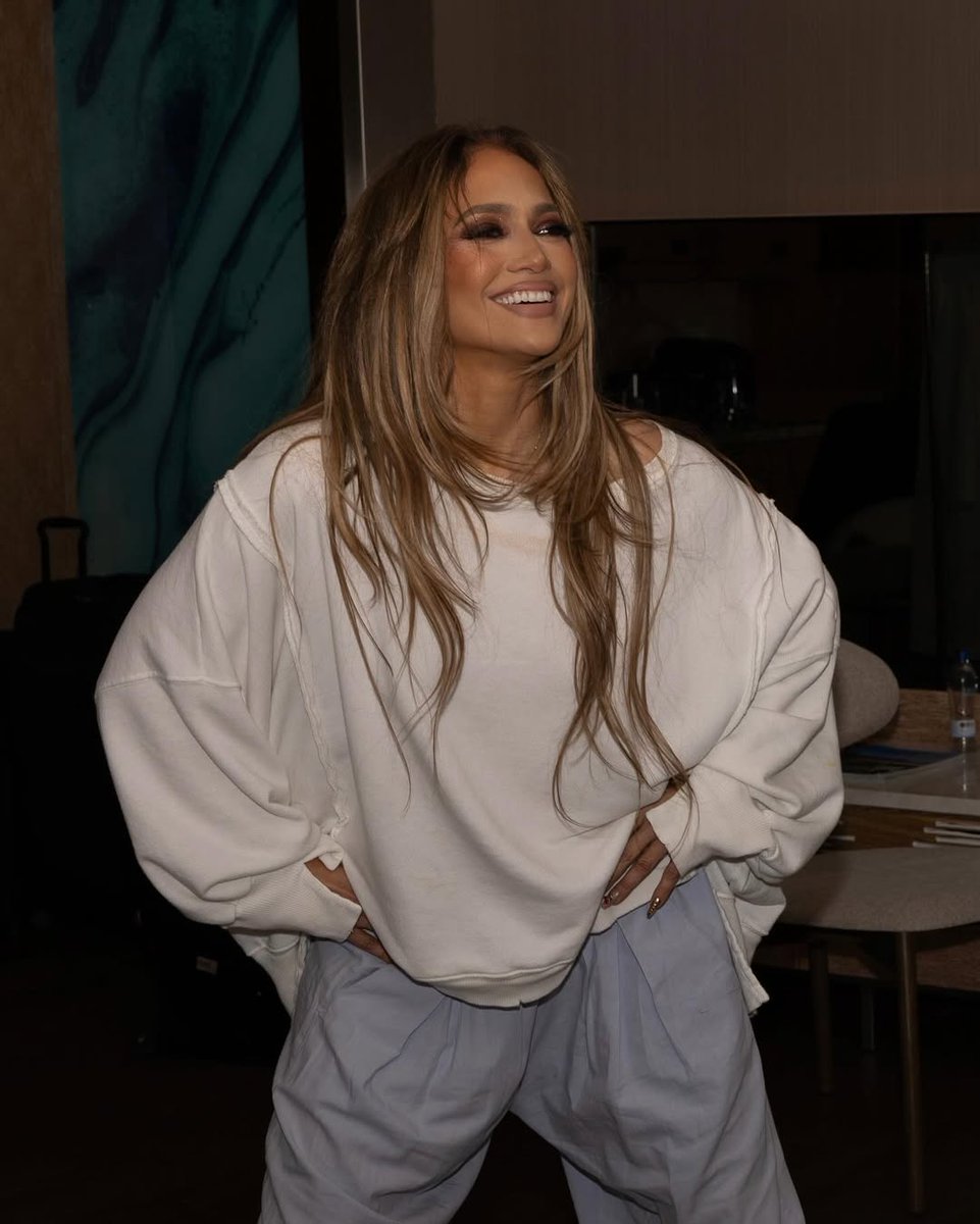 JLopezUpdate2's tweet image. Jennifer Lopez shares backstage photos from her tour.