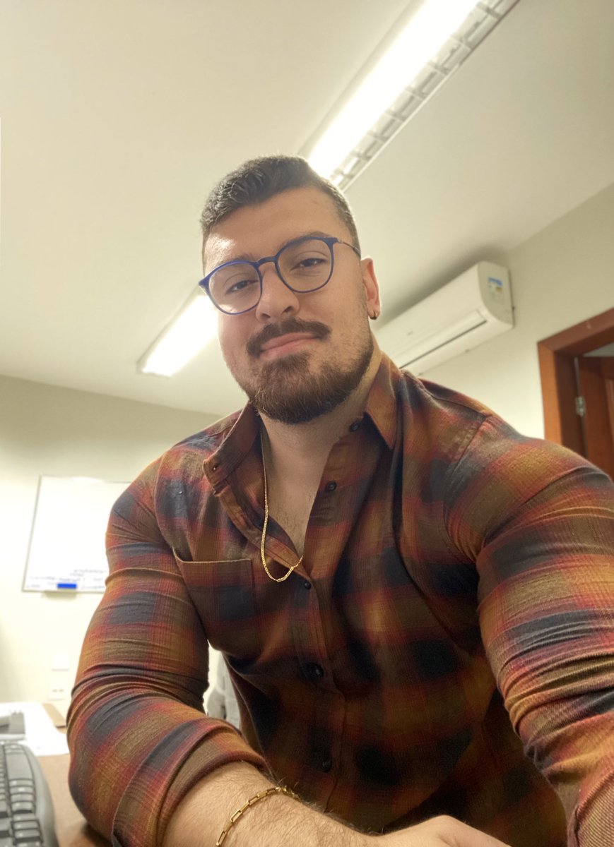 Moço do bigode grosso sextando e ansioso pra chegar em casa e ver dorama