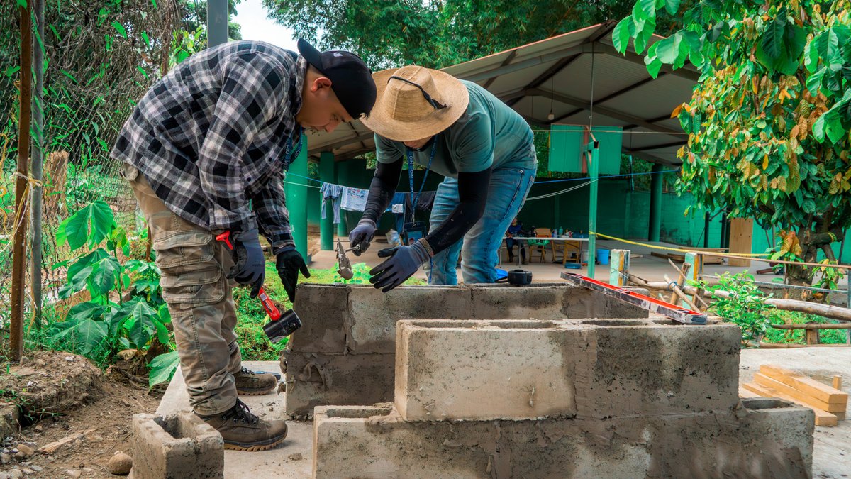 OIM_Mexico's tweet image. 🪵🔥 Cocinar en un fogón puede parecer común, pero también trae riesgos para la salud y el medio ambiente.

Por eso, en el albergue Belén #Tapachula, construimos estufas #Patsari: seguras, ecológicas y prácticas. 🍃

¡Una cocina y tradición empieza aquí!