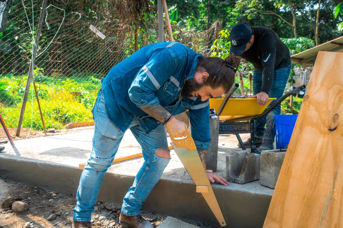 OIM_Mexico's tweet image. 🪵🔥 Cocinar en un fogón puede parecer común, pero también trae riesgos para la salud y el medio ambiente.

Por eso, en el albergue Belén #Tapachula, construimos estufas #Patsari: seguras, ecológicas y prácticas. 🍃

¡Una cocina y tradición empieza aquí!